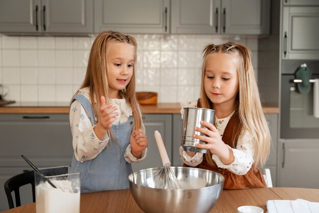 Ragazze di vista frontale che cucinano insieme