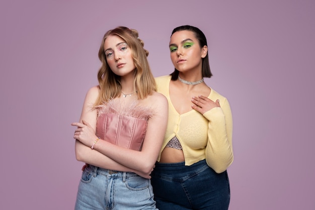 Ragazze di vista frontale che posano insieme nello studio