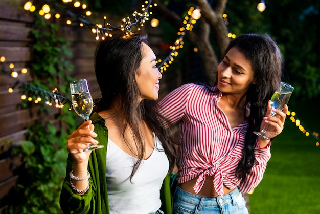 Ragazze di vista frontale che se lo esaminano