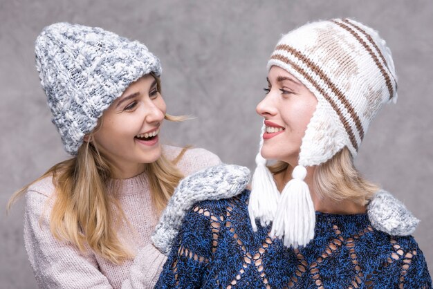 Ragazze di vista frontale che se lo esaminano