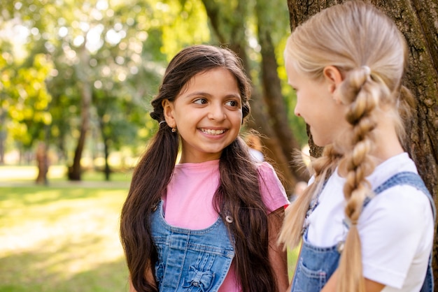 Ragazze di vista frontale che si guardano