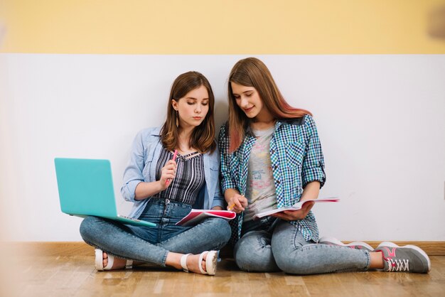 Ragazze diligenti che lavorano al progetto