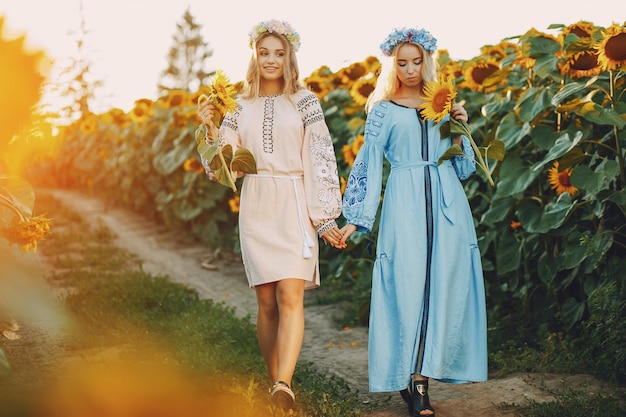 ragazze e girasoli