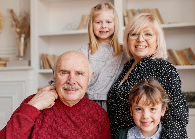 Ragazze e nonni a tiro medio che scattano foto