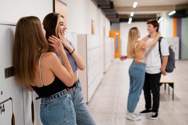 Ragazze e ragazzo di tiro medio a scuola