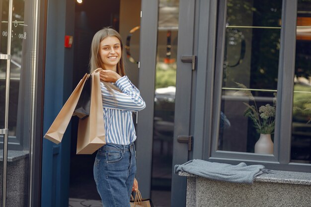 Ragazze eleganti e alla moda in strada con borse della spesa