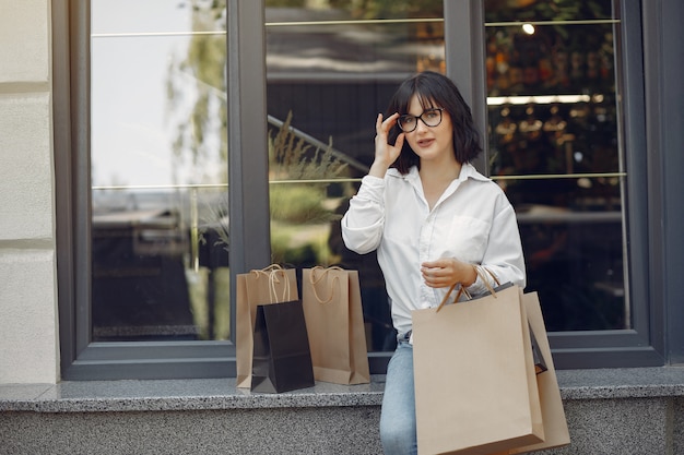 Ragazze eleganti e alla moda in strada con borse della spesa