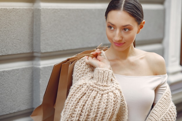 Ragazze eleganti e alla moda in strada con borse della spesa