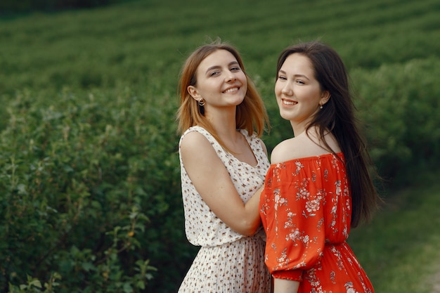 Ragazze eleganti e alla moda in un campo estivo