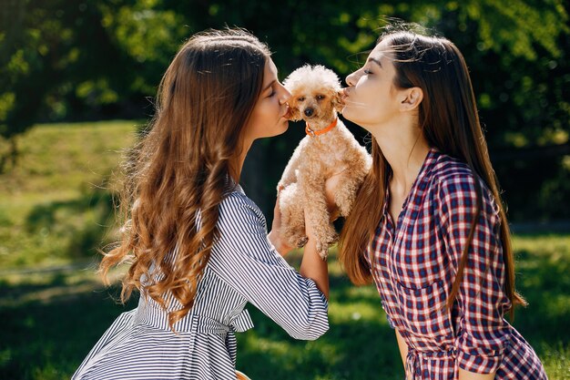 Ragazze eleganti e alla moda in un parco di primavera