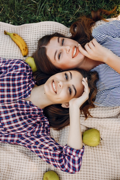 Ragazze eleganti e alla moda in un parco estivo