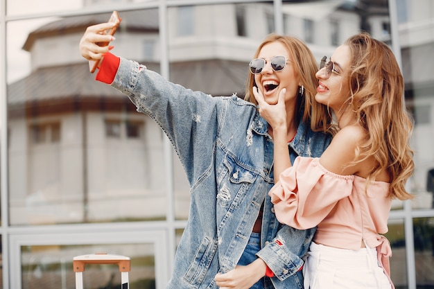 Ragazze eleganti e alla moda in un parco estivo