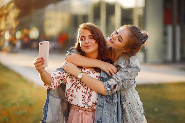 Ragazze eleganti e alla moda in un parco estivo