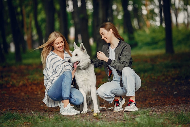 Ragazze eleganti e alla moda in una foresta