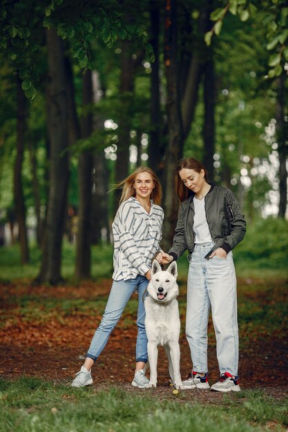 Ragazze eleganti e alla moda in una foresta