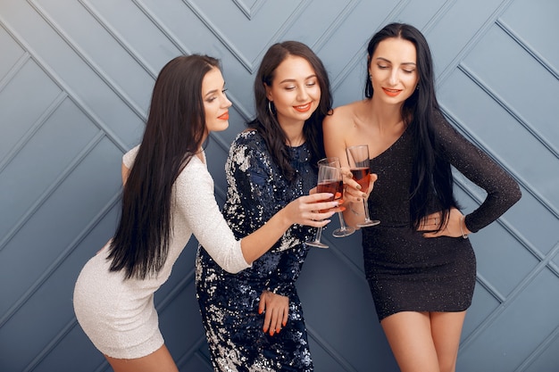 Ragazze eleganti festeggiano in studio