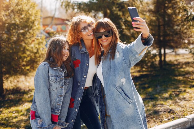 Ragazze eleganti moda in un parco estivo