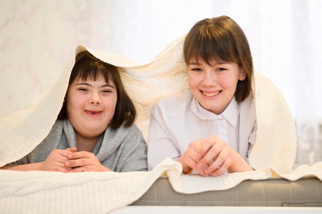 Ragazze felici di vista frontale che propongono insieme