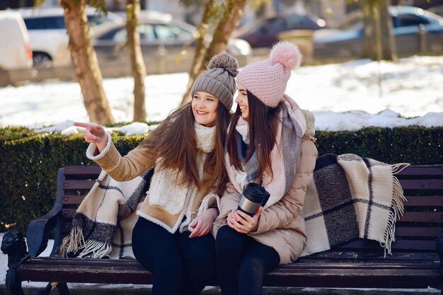 Ragazze felici in una città d&#39;inverno