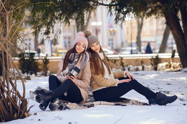 Ragazze felici in una città d&#39;inverno