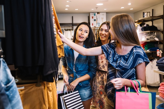 Ragazze graziose godendo dello shopping