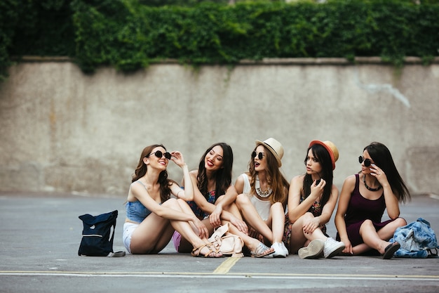 Ragazze guardando la sua divertente amico