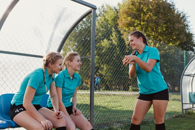 Ragazze in cerca di un compagno di squadra che si scalda