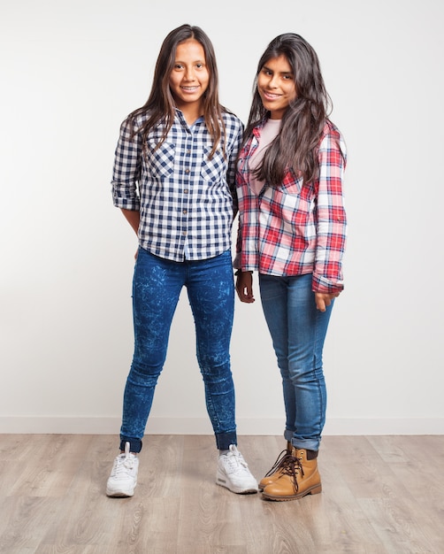 Ragazze in piedi sorridenti