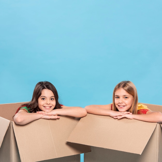 Ragazze in scatole di cartone animato