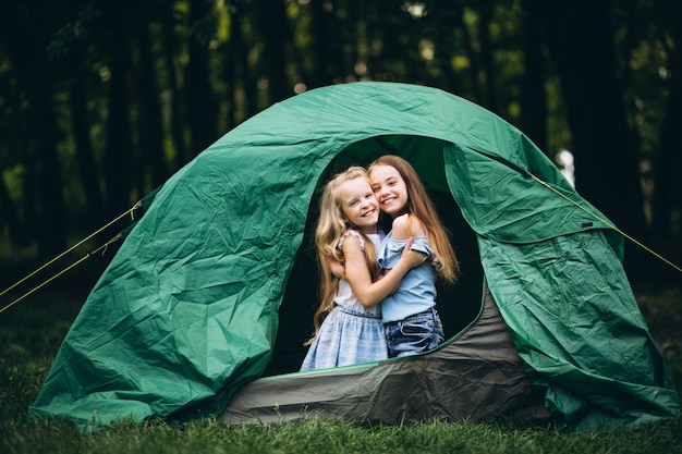 Ragazze in tenda