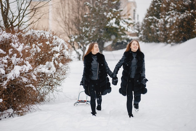 Ragazze in un parco invernale