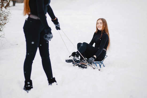 Ragazze in un parco invernale