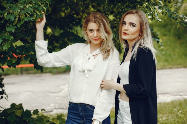 Ragazze in un parco