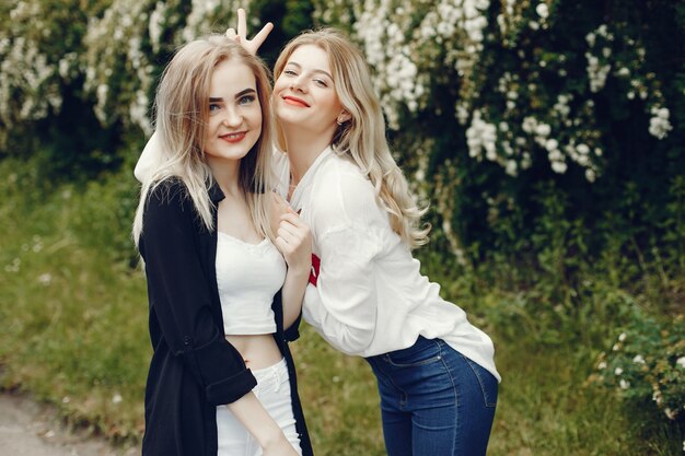 Ragazze in un parco