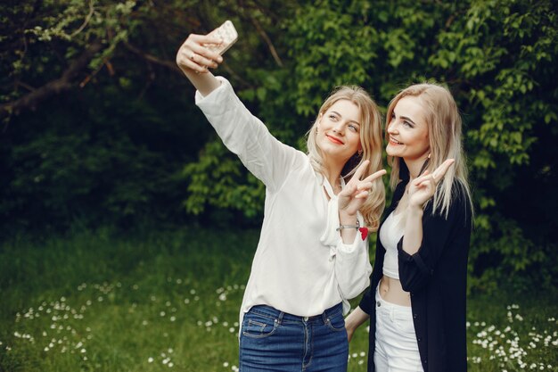 Ragazze in un parco