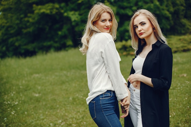 Ragazze in un parco