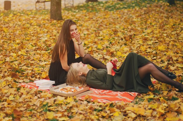 ragazze in un parco