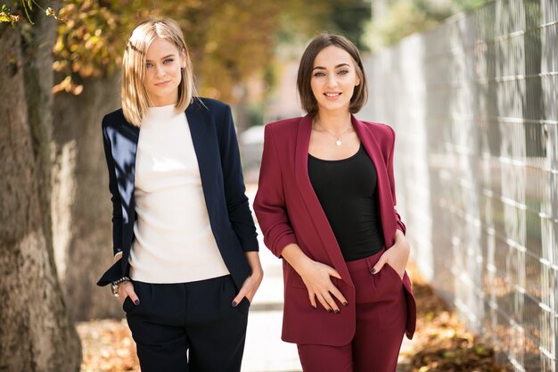 Ragazze in un vestito