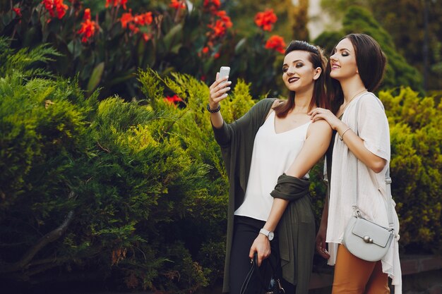 ragazze in una città