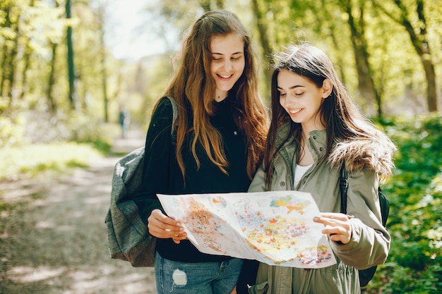 Ragazze in una foresta