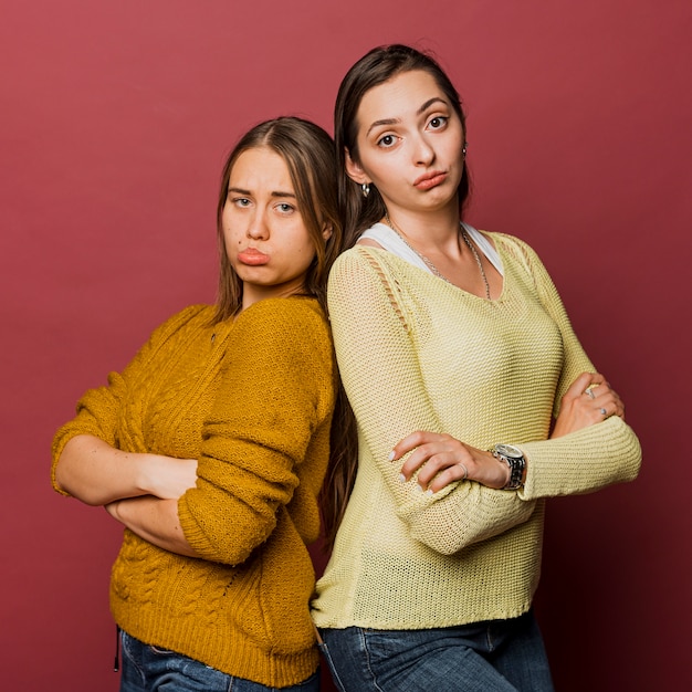 Ragazze infastidite colpo medio con sfondo rosso