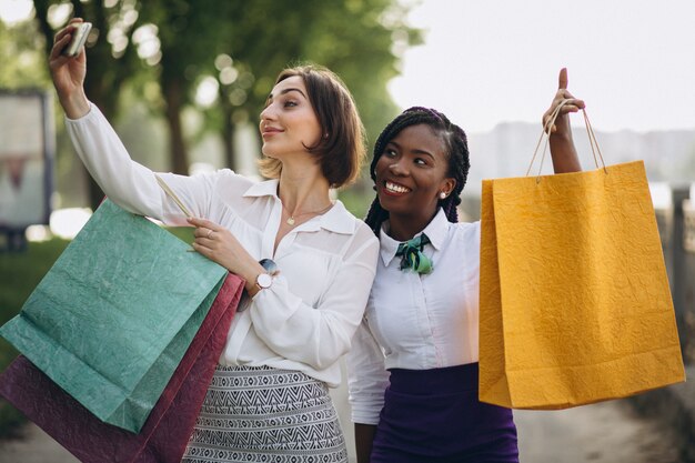 Ragazze internazionali che fanno compere