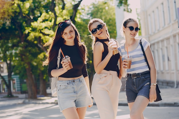 ragazze nella città