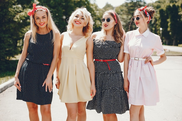 Ragazze retrò in un parco