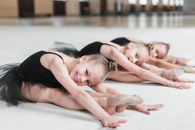 Ragazze sorridenti della ballerina che posano sulla pista da ballo