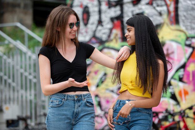 Ragazze sorridenti di tiro medio all'aperto