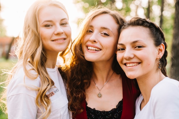 Ragazze sorridenti in natura