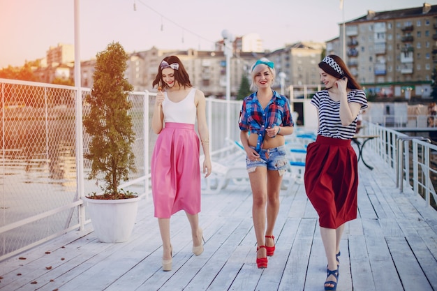 ragazze sorridenti passeggiando da un porto