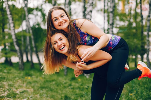 Ragazze sportive in un parco