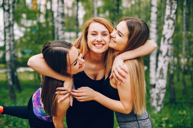 Ragazze sportive in un parco